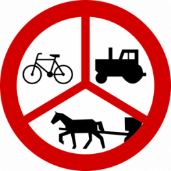 Znak B-6/8/9 Zakaz wjazdu ciągników rolniczych, pojazdów zaprzęgowych i rowerów